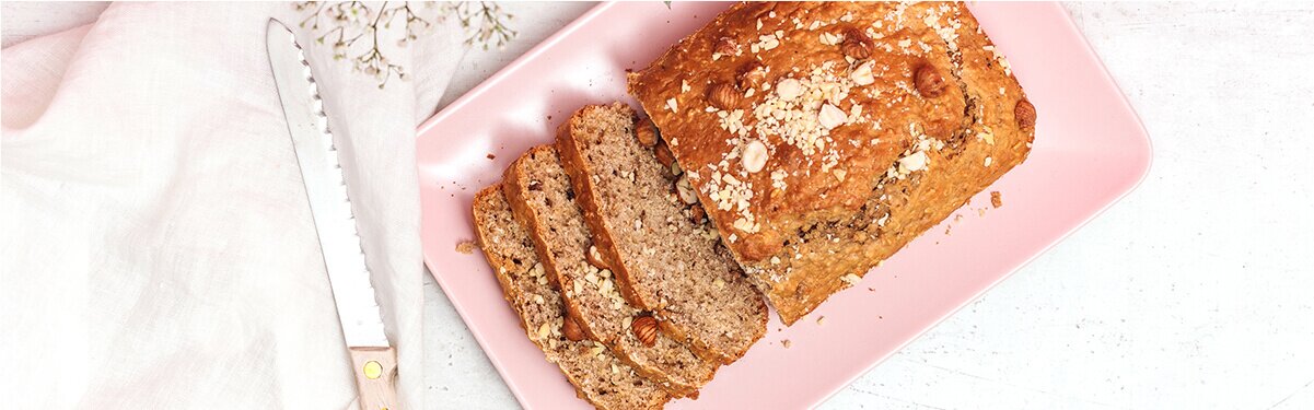 Selbst gebackenes Müslibrot auf einem Brett