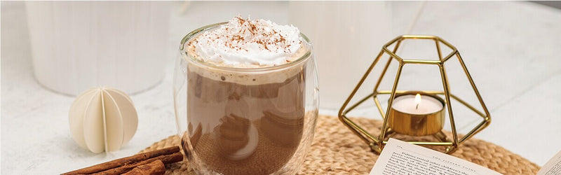 Gingerbread Latte mit einem Teelicht daneben