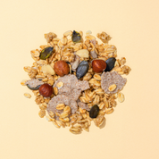 Nahaufnahme der Zutaten des Nuts & Seeds Müslis.