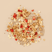 Müsli bestehend aus Dinkelflakes, Erdbeerstücken, Haferflocken und Cashwekernen. 