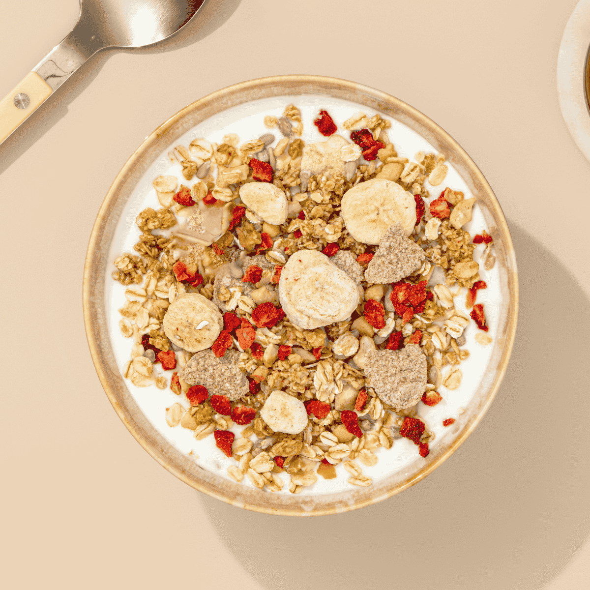Schale mit DFB Mannschafts-Mix von mymuesli. Angerichtetes Müsli.
