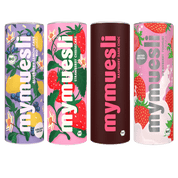 Vier mymuesli -Dosen mit verschiedenen Frucht-Designs (Zitrone, Himbeere, Schokolade, Erdbeere) stehen in einer Reihe auf grünem Hintergrund.