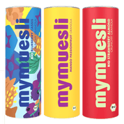 Drei farbenfrohe mymuesli -Dosen (Blau gemustert, Gelb und Rot) stehen nebeneinander vor einem dunkelgrünen Hintergrund.