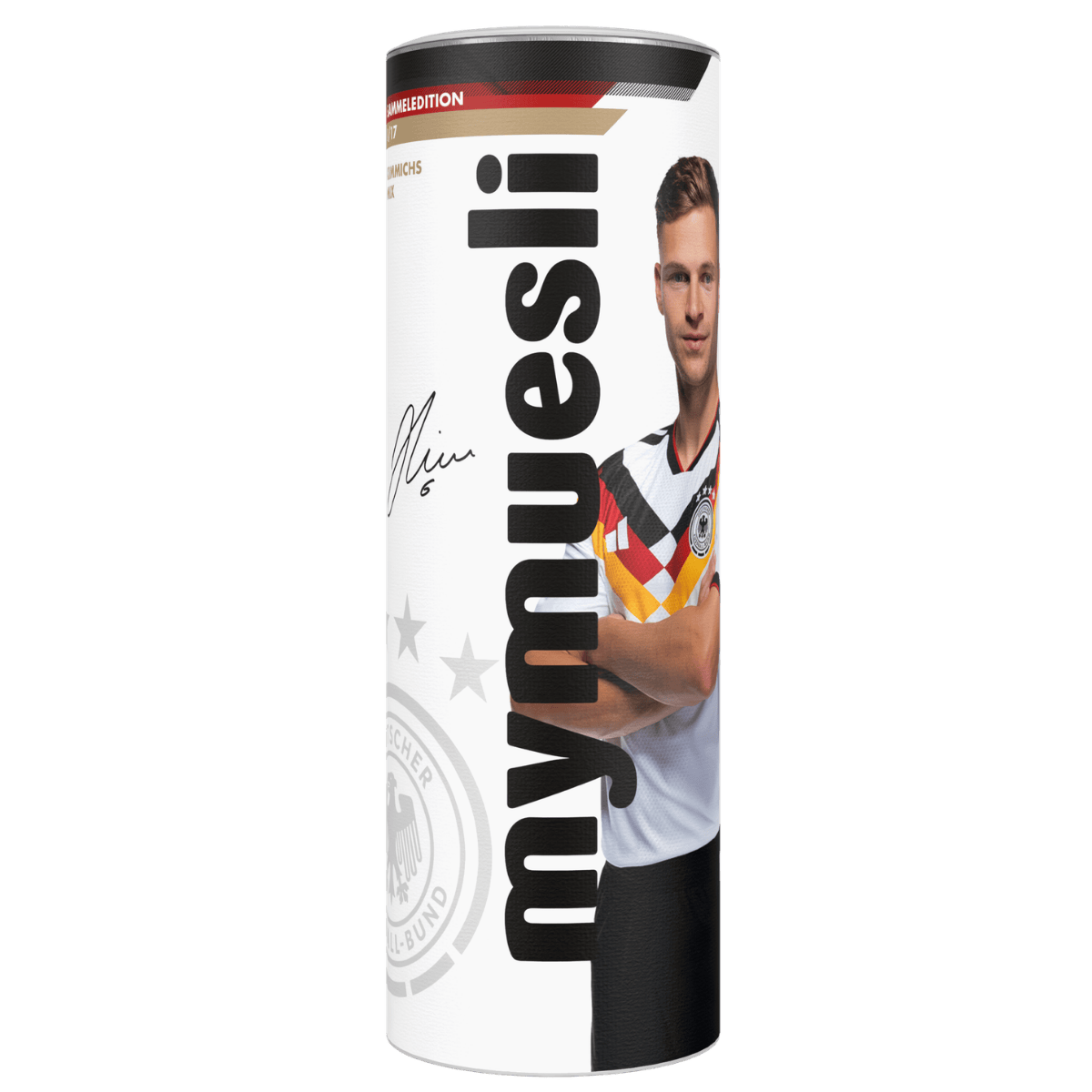 Weiße mymuesli -Dose mit dem Spielermix von Joshua Kimmich. Abgebildet im Deutschland-Trikot und seiner Unterschrift auf grünem Hintergrund.