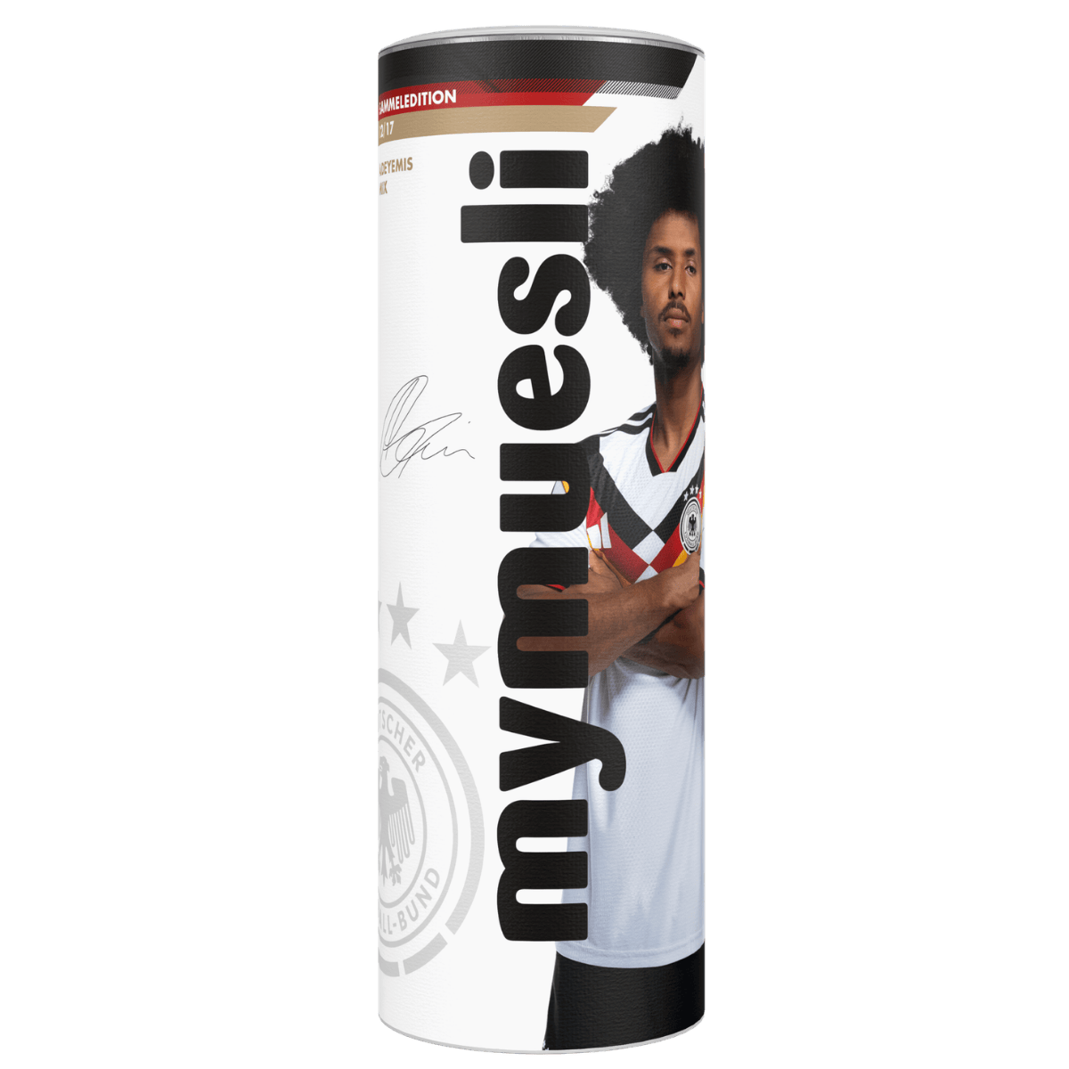 Der mymuesli -Spielermix von Karim Adeyemi mit schwarzem vertikalem Schriftzug auf grünem Hintergrund.