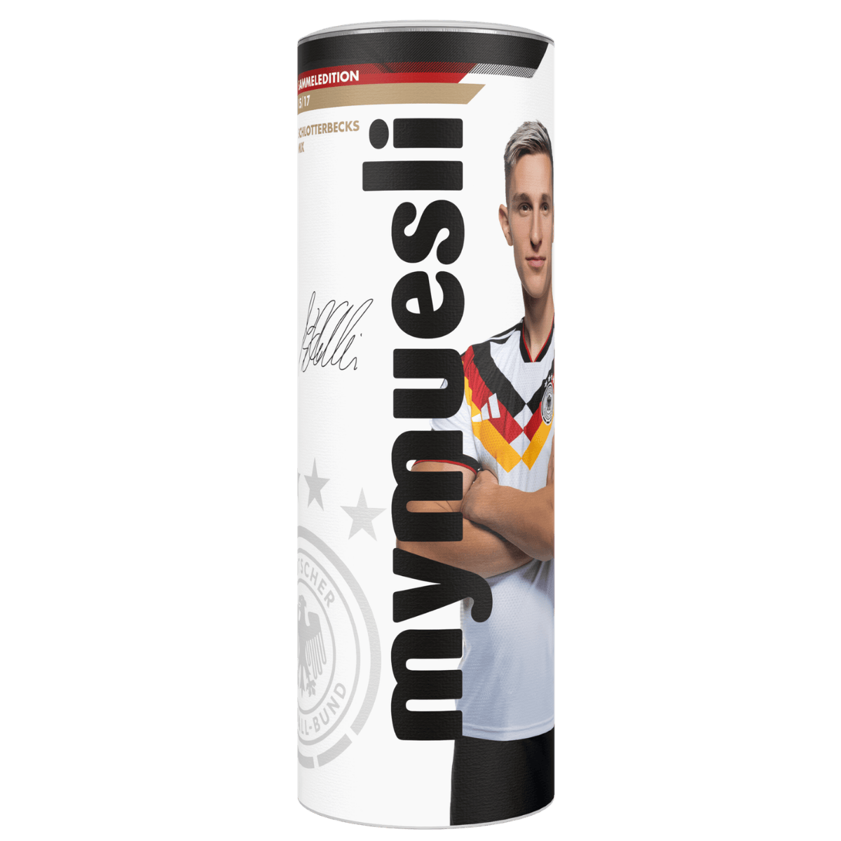 mymuesli -Spielermix von Nico Schlotterbeck im Deutschland-Trikot vor grünem Hintergrund.
