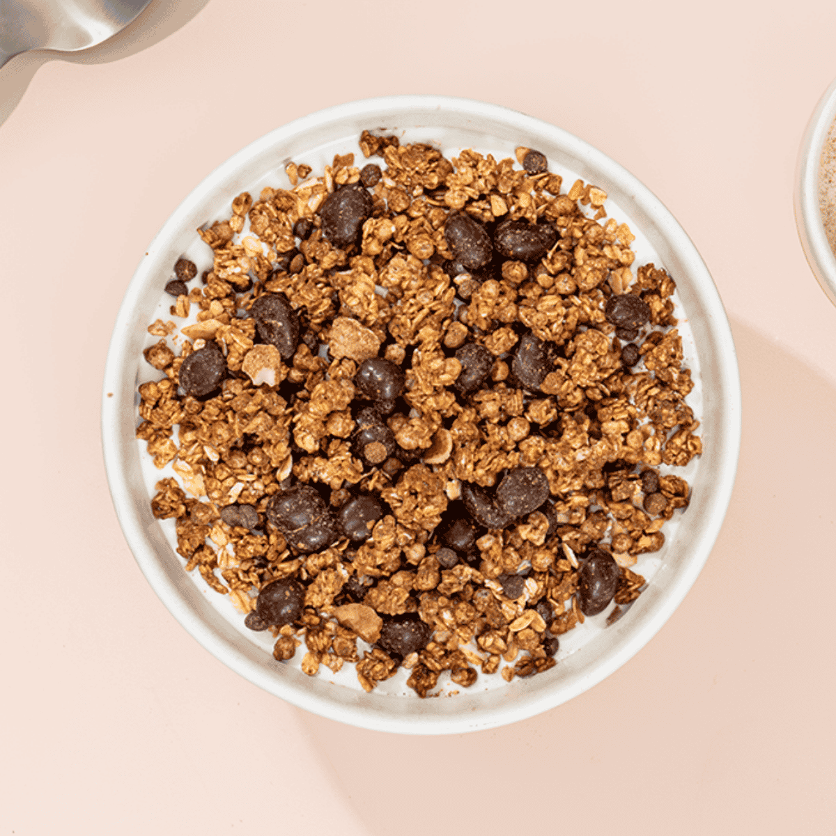 Tiramisu Müsli von mymuesli angerichtet in einer Schale auf Yoghurt