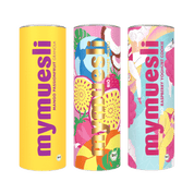 Drei sommerliche mymuesli -Dosen (Gelb, Blau-Gelb gemustert und Pink) stehen nebeneinander vor einem dunkelgrünen Hintergrund.