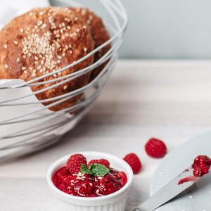 Chia-Brötchen mit Marmelade auf einem Teller