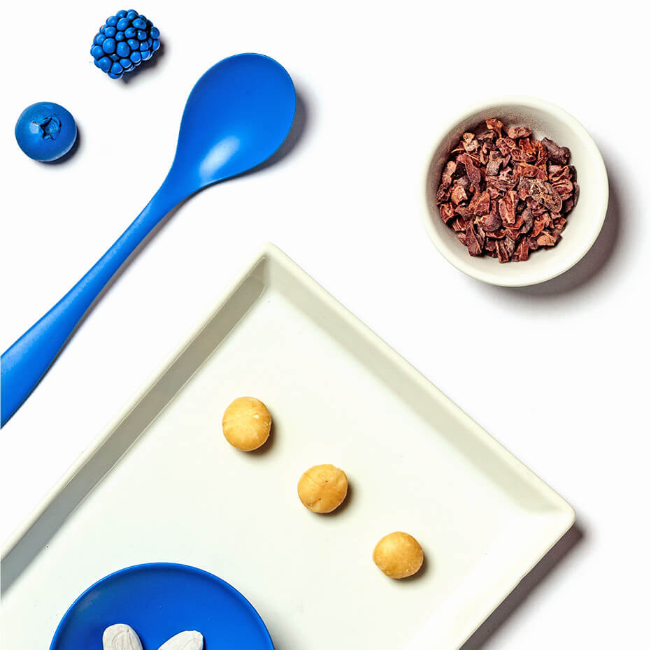 Ein Löffel, Kakao Nibs und andere Zutaten daneben