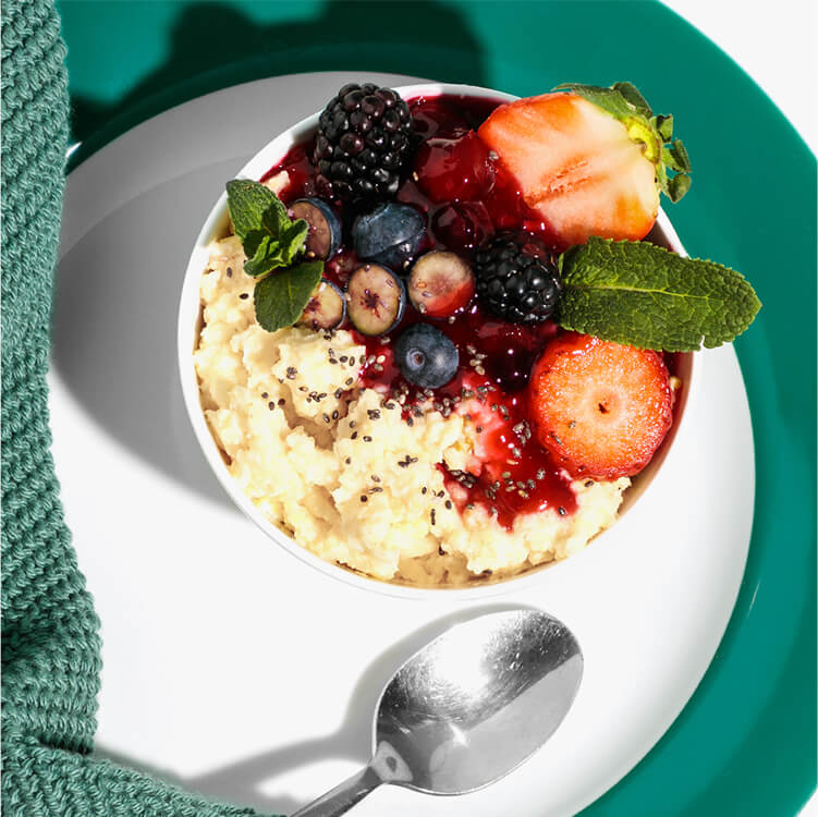 Hirsebrei mit frischen Beeren in einer Schale