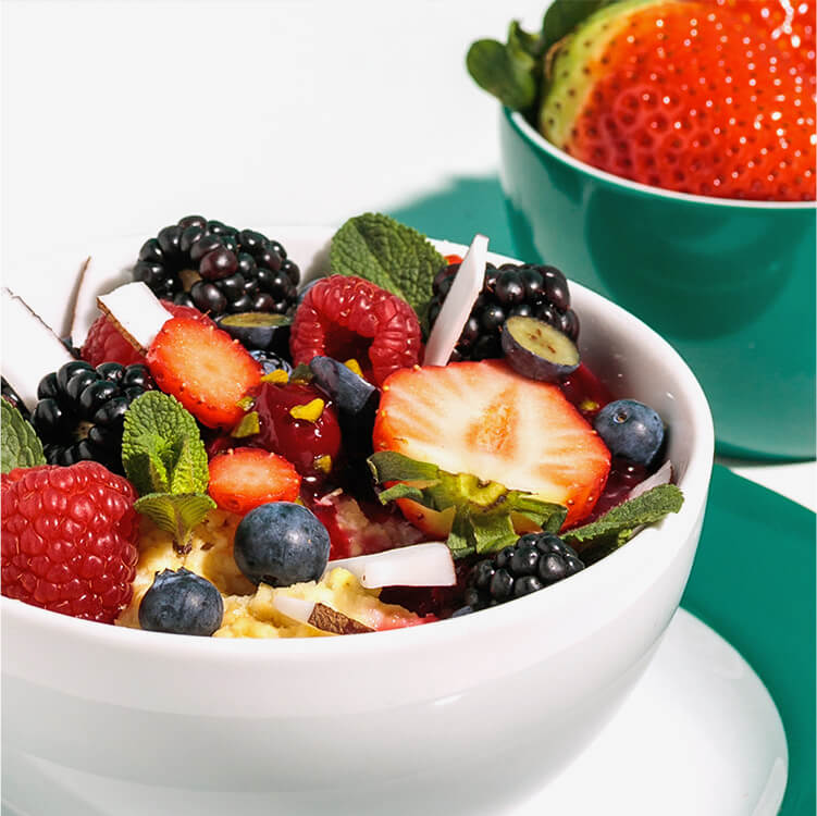 Hirsebrei mit frischen Beeren in einer Schale
