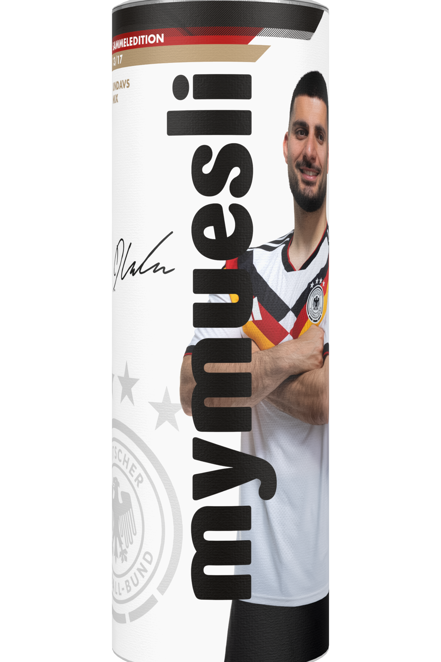 mymuesli -Spielermix von Deniz Undav im Deutschland-Trikot und seiner Unterschrift auf weißem Hintergrund.