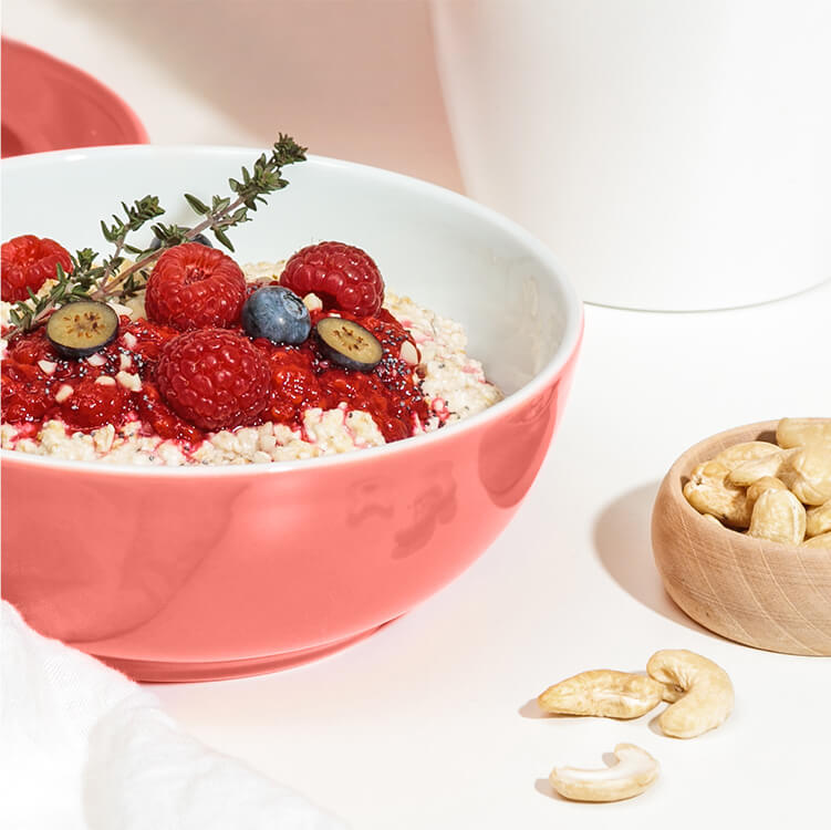 Overnight Oats mit Beeren in einer Schüssel