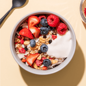 mymuesli Bio Paleo Coconut Nut Crunchy Müslischale mit Joghurt und Beeren
