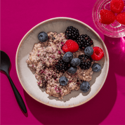 mymuesli Bio Wildberry Chia Porridge Schüssel mit Beeren