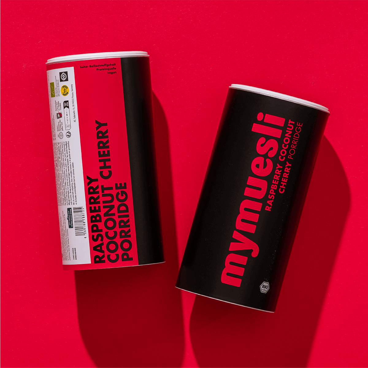 Frontansicht der mymuesli Porridge Dose Raspberry Coconut Cherry vor neutralem Hintergrund.