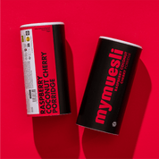 Frontansicht der mymuesli Porridge Dose Raspberry Coconut Cherry vor neutralem Hintergrund.