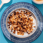 mymuesli Bio 20% Protein Choco Crunch Müsli in Schale mit Milch