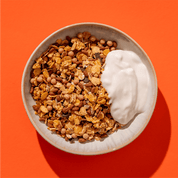 mymuesli Bio 20% Protein Salted Caramel Crunch in Schale mit Joghurt