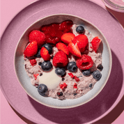 mymuesli Bio Berry Bircher Müsli in Schale, vorgequollen mit frischen Beeren und Joghurt