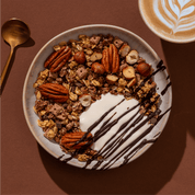 mymuesli Bio Choco Nuts Fan Paket mit 4 leckeren Bio Müslis: Choco Nuts Crunchy Granola in Schale mit Joghurt und Schoko-Soße