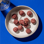 mymuesli Bio Crunchy Bites Blueberry Kugeln auf dem Teller