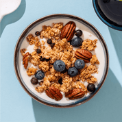 mymuesli Bio Blueberry Cassis Crunchy Granola in Schale mit Milch