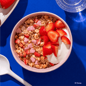 Disney Erdbeerzauber Müsli in der Schüssel mit Joghurt und Erdbeeren