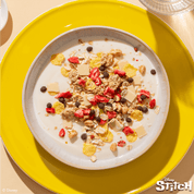 Eine Schale Stitch Müsli mit Erdbeerstückchen, Cornflakes und dunklen Schokodinkelbällchen