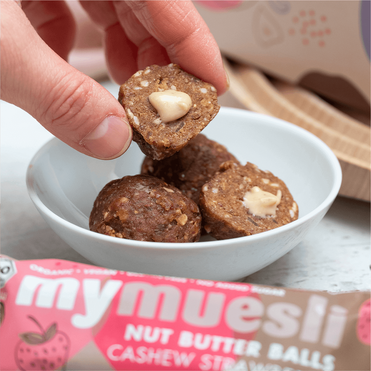 Aufgeschnittener Nut Butter Ball Cashew Strawberry mit fruchtiger Füllung.