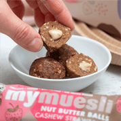 Aufgeschnittener Nut Butter Ball Cashew Strawberry mit fruchtiger Füllung.