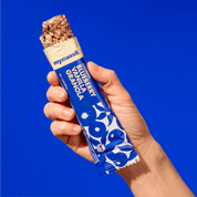 mymuesli Bio Blueberry Vanilla Granola Müsliriegel an der Ecke abgebissen