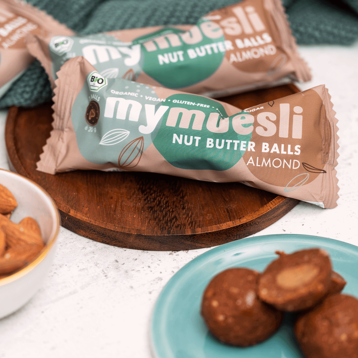 Aufgeschnittener Mandel Nut Butter Ball mit flüssigem Kern.