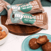 Aufgeschnittener Mandel Nut Butter Ball mit flüssigem Kern.