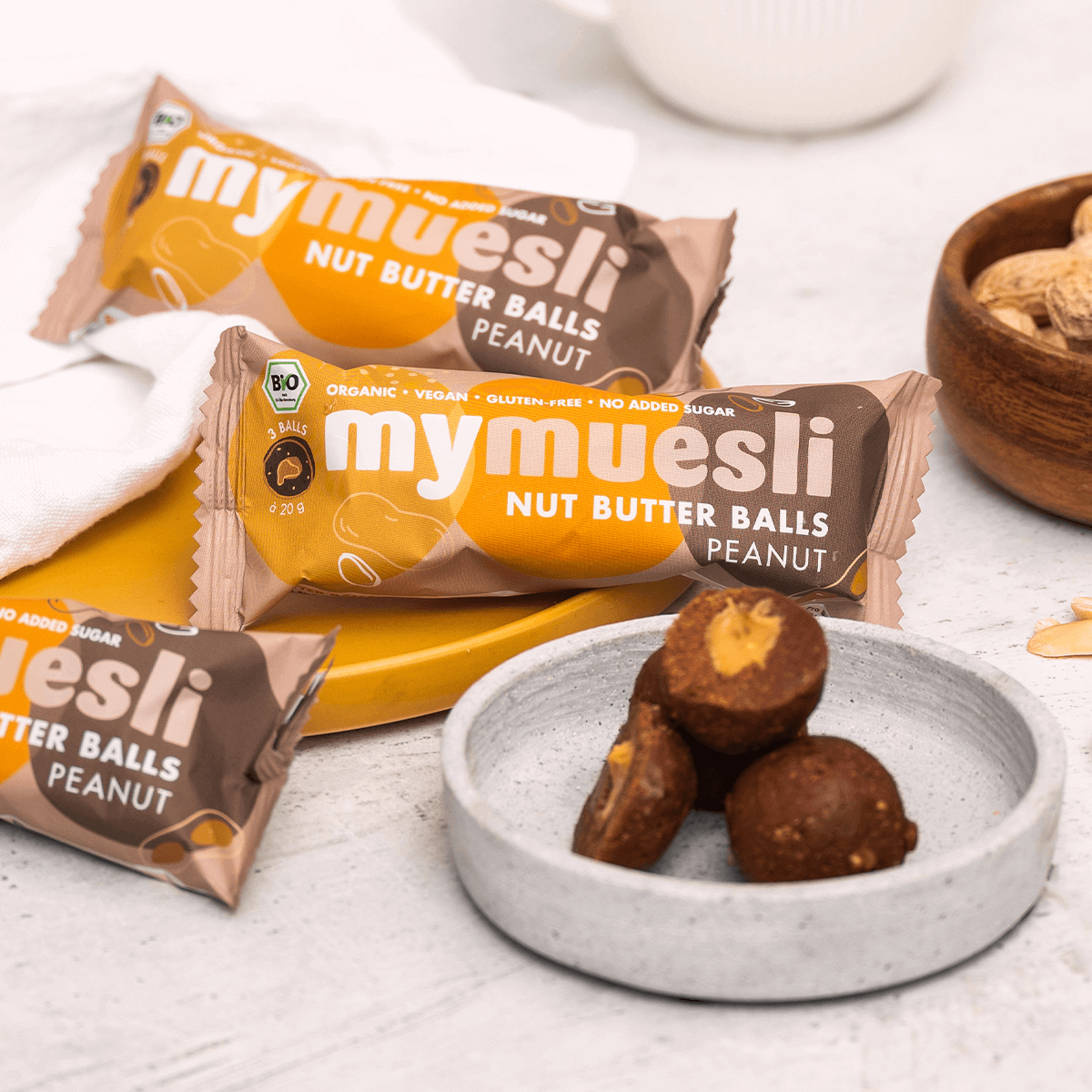 Detailansicht eines Nut Butter Balls Erdnuss, halbiert mit flüssigem Erdnussmus-Kern.