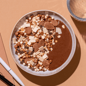 mymuesli Bio Favourite Chocolate Müsli Paket mit Super Choc Müsli, hier in Schale mit Schoko Joghurt