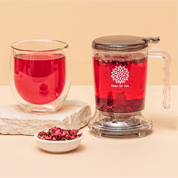 Tree of Tea Tea Maker mit einem Glas Tee daneben