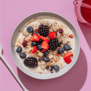 mymuesli Bio Wildberry Yoghurt Müsli in Schüssel mit Joghurt und frischen Beeren