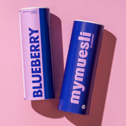 mymuesli Blueberry Müsli Dose vor rosa Hintergrund.