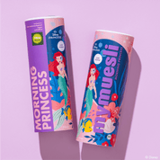 Zwei mymuesli -Dosen der "Morning Princess" Edition mit Arielle-Motiv, nebeneinander liegend auf einem hellvioletten Untergrund.