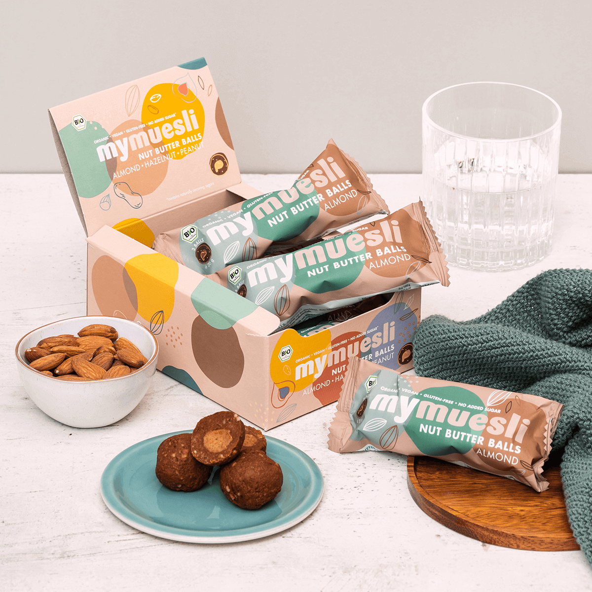 Mandel Nut Butter Balls angerichtet mit ganzen Mandeln.