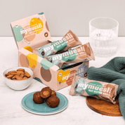 Mandel Nut Butter Balls angerichtet mit ganzen Mandeln.