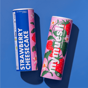 Nahaufnahme der mymuesli Strawberry Cheesecake Dose vor blauem Hintergrund.