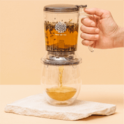 Tree of Tea Tea Maker füllt Tee ins Glas