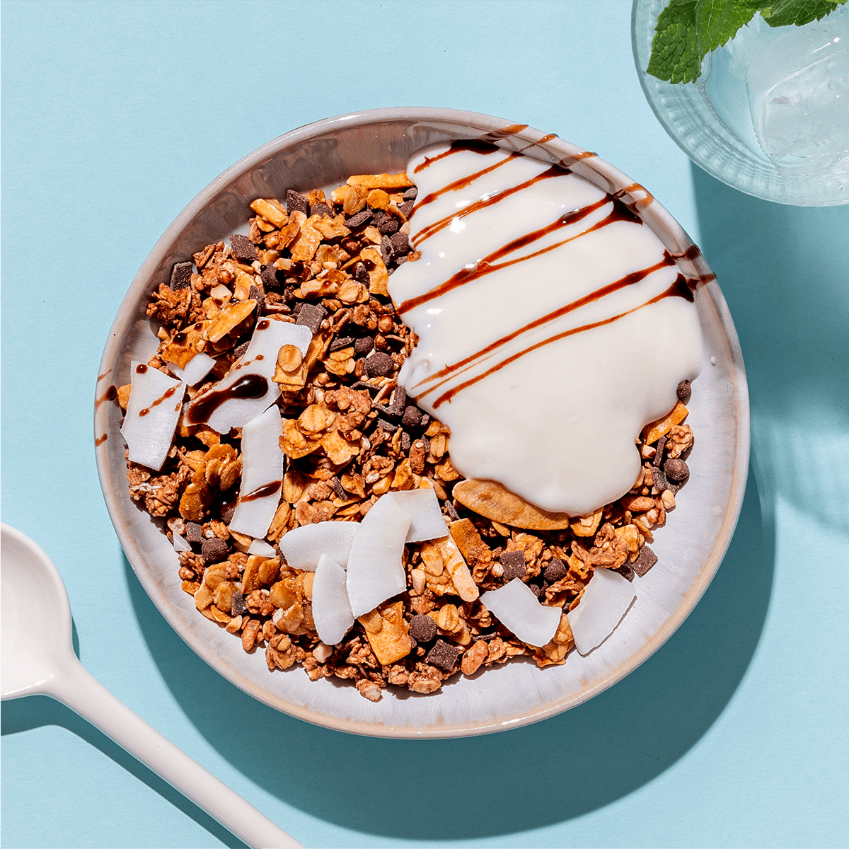 mymuesli Bio Favourite Chocolate Müsli Paket mit  Chocolate Hazelnut Almond Granola, hier in Schale mit Joghurt