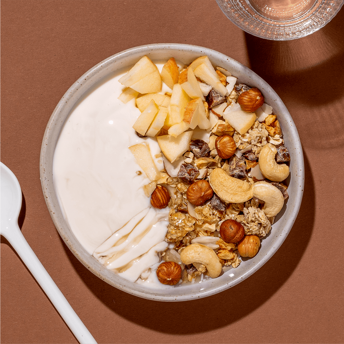 mymuesli Honey Nuts in einer Schüssel mit Joghurt.