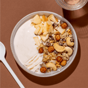 mymuesli Honey Nuts in einer Schüssel mit Joghurt.