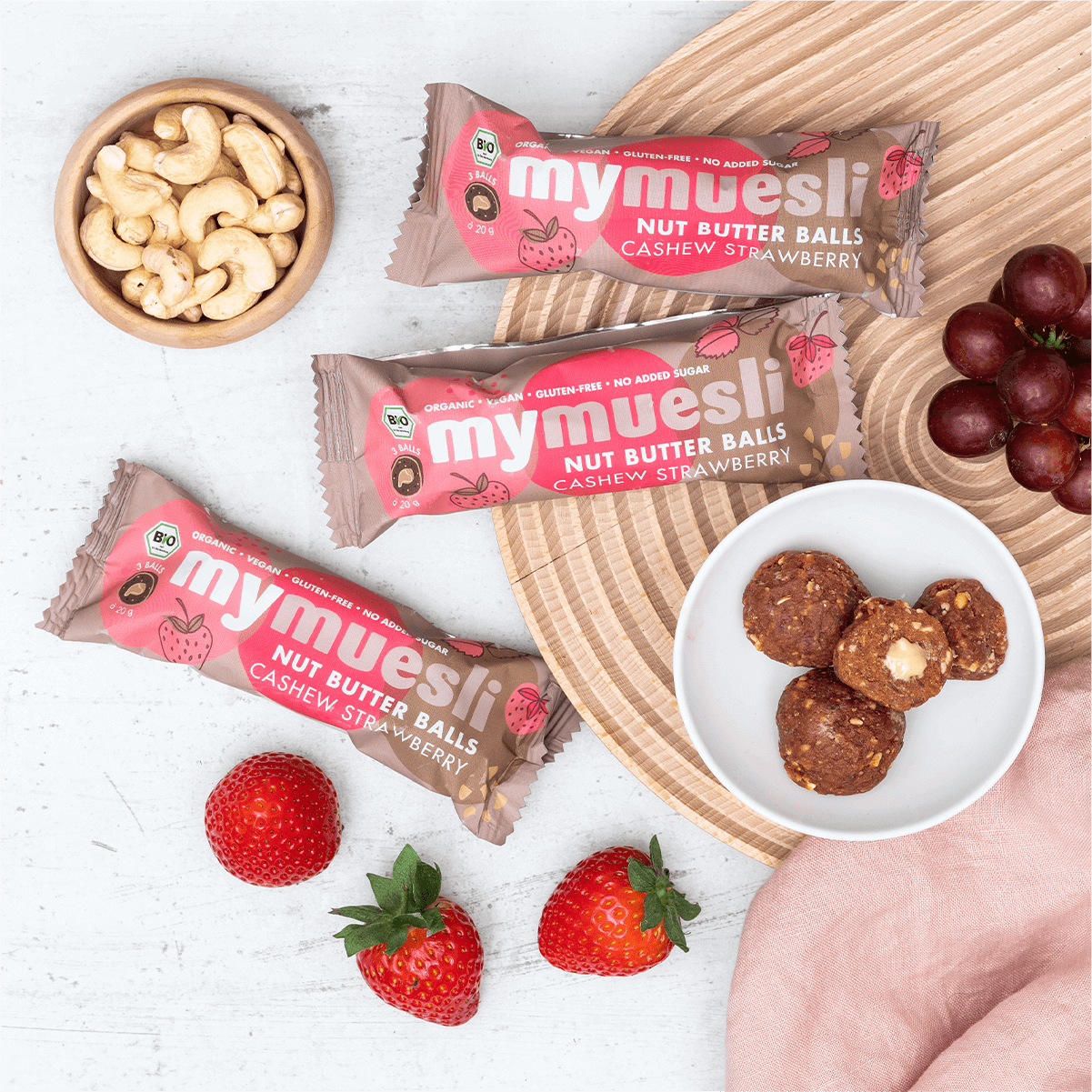 Detailansicht der Zutaten für Cashew Strawberry Nut Butter Balls.