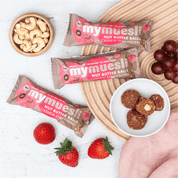 Detailansicht der Zutaten für Cashew Strawberry Nut Butter Balls.